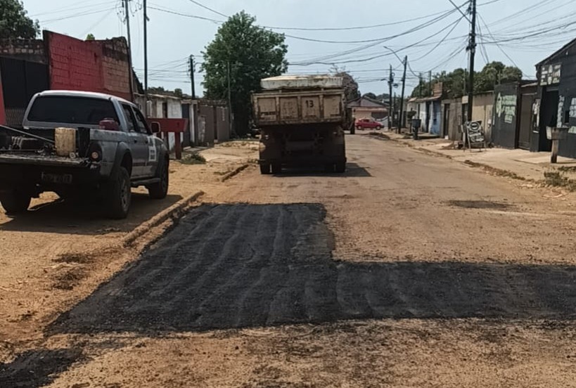 EDWILSON NEGREIROS: Vereador solicita e prefeitura faz serviços de tapa-buracos em ruas do Igarapé