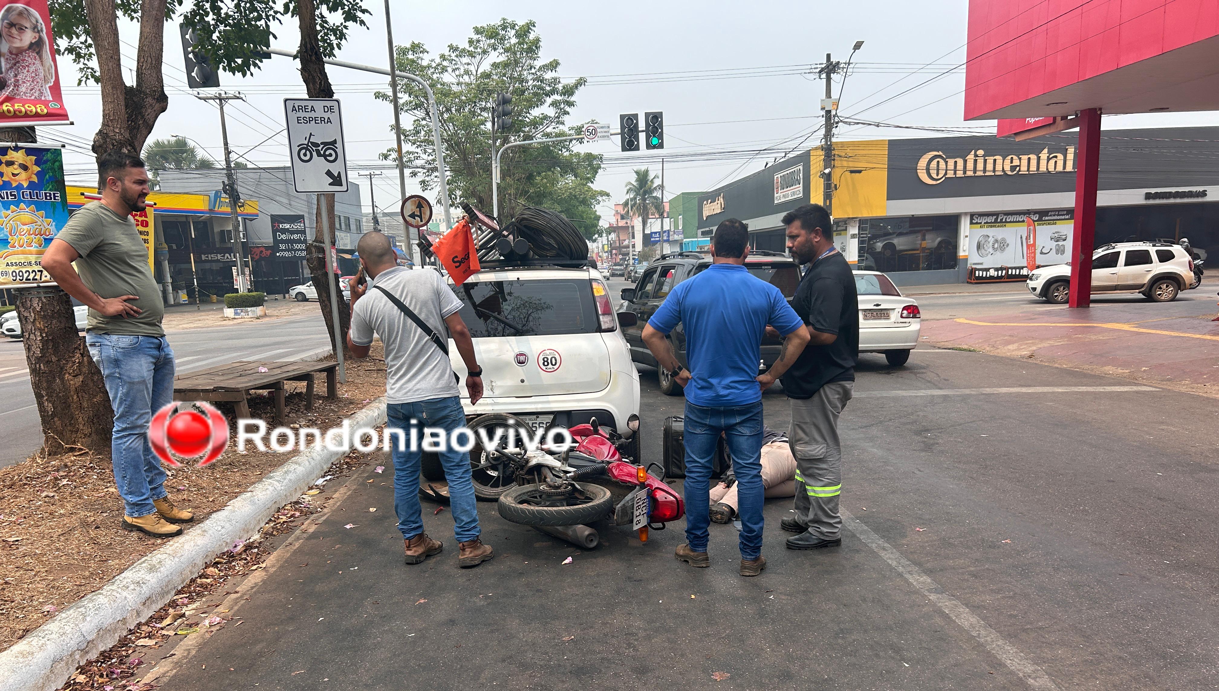 BATEU EM CHEIO: Motoboy se choca na traseira de carro e sofre fratura na perna