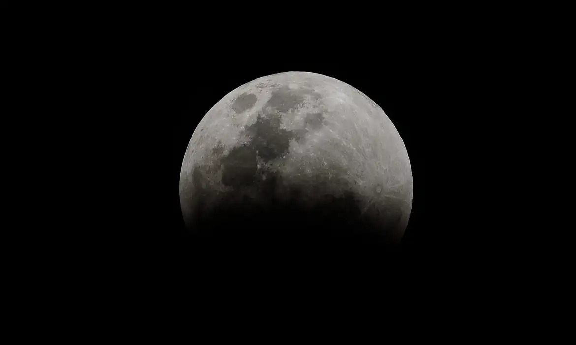 CÉU: Eclipse parcial da Lua ocorrerá na noite da próxima terça (17)