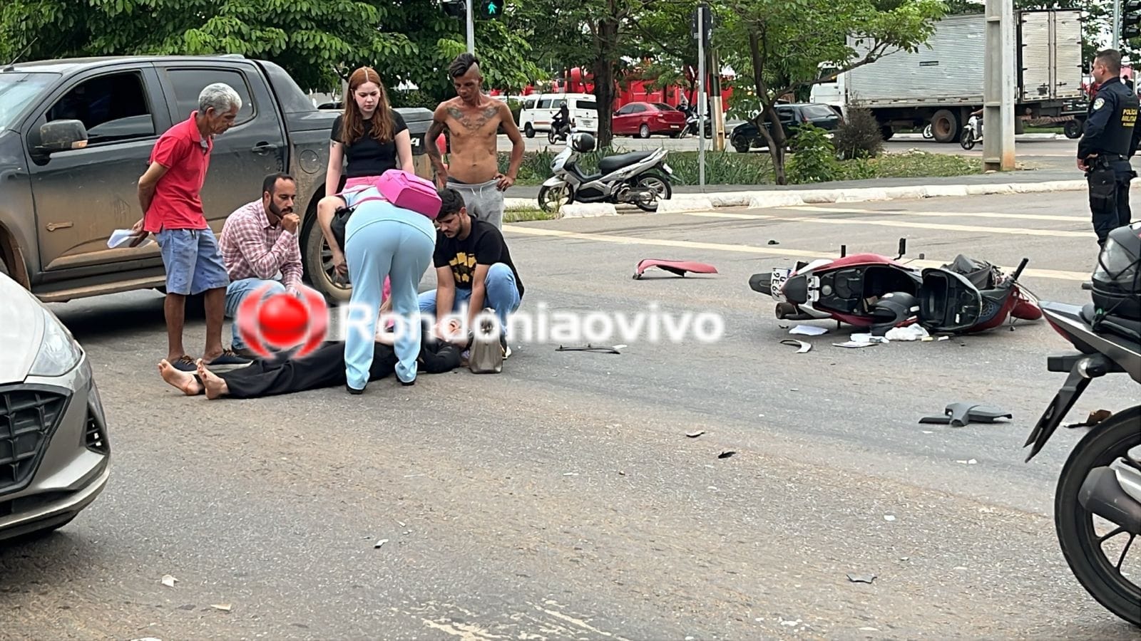 LESÃO NO ROSTO: Mulher em moto sofre grave acidente em colisão com carro na Jorge Teixeira 