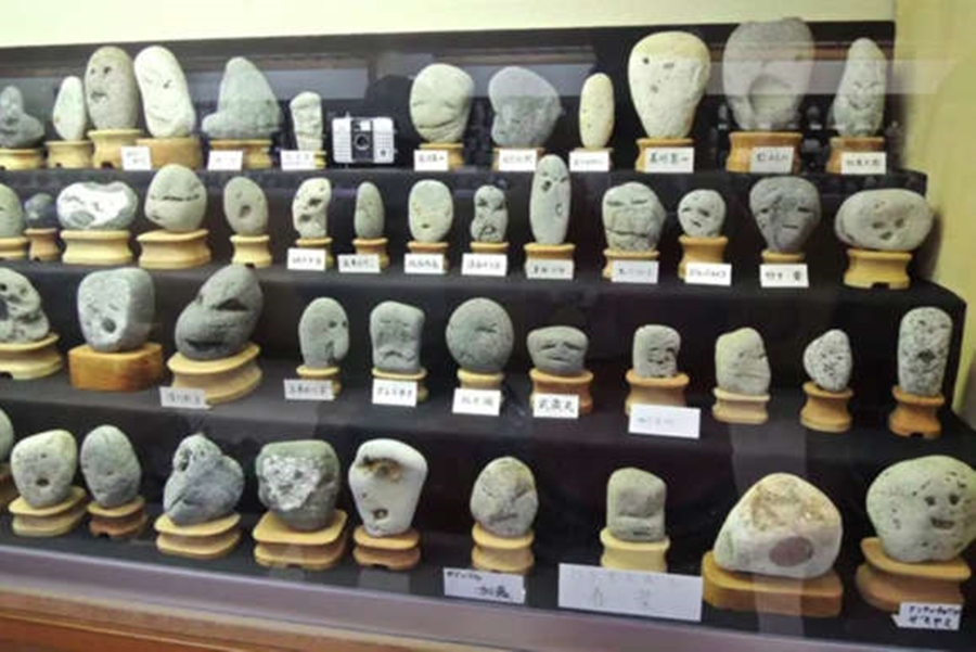 FORMATOS INUSITADOS: Museu no Japão expõe pedras que parecem rostos 