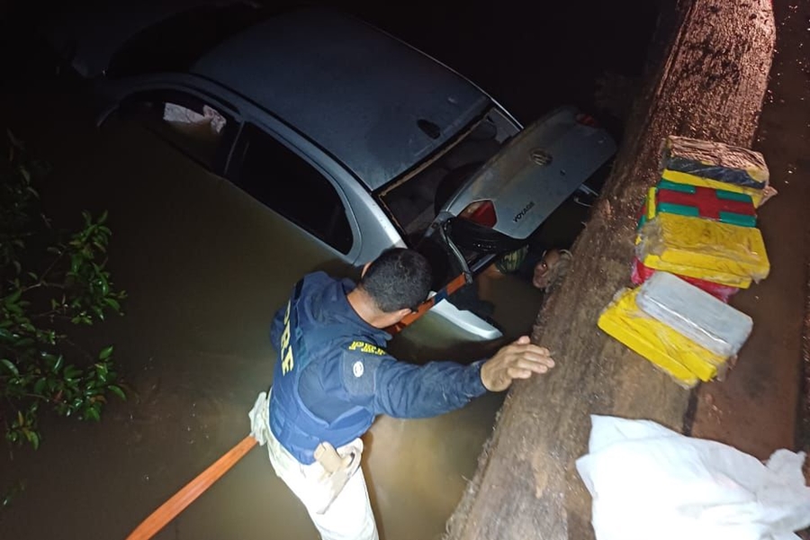 VÍDEO: Traficante com quase 30 quilos de drogas cai em igarapé durante perseguição