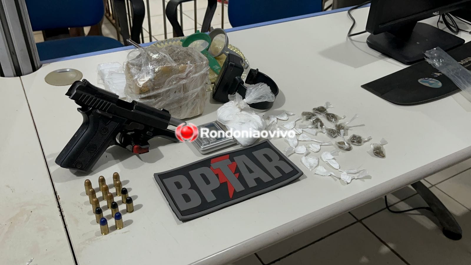 OUSADOS: Criminosos trocam tiros com policiais em boca de fumo e cinco são presos