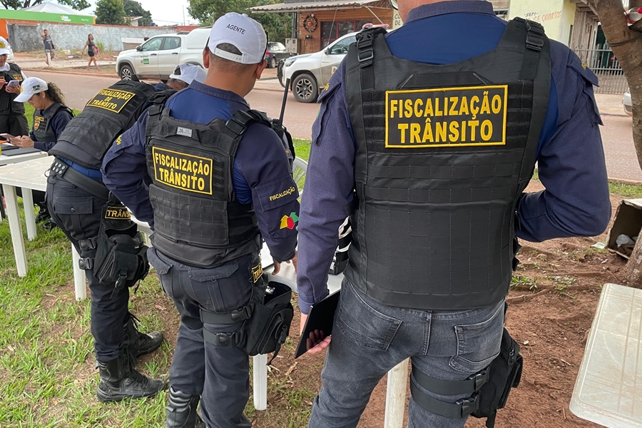 AÇÃO DE TRÂNSITO: Operação Corta Giro flagra dupla com drogas em motocicleta e prende suspeitos