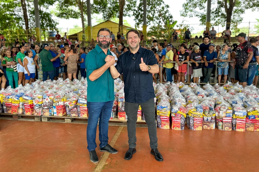 ALEX REDANO: Deputado entrega cestas natalinas à Associação São Tiago Maior em PVH