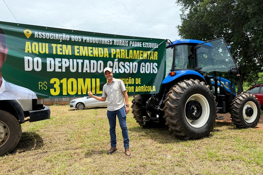 CASSIO GOIS: Deputado entrega trator agrícola no valor de R$ 310 mil para produtores rurais