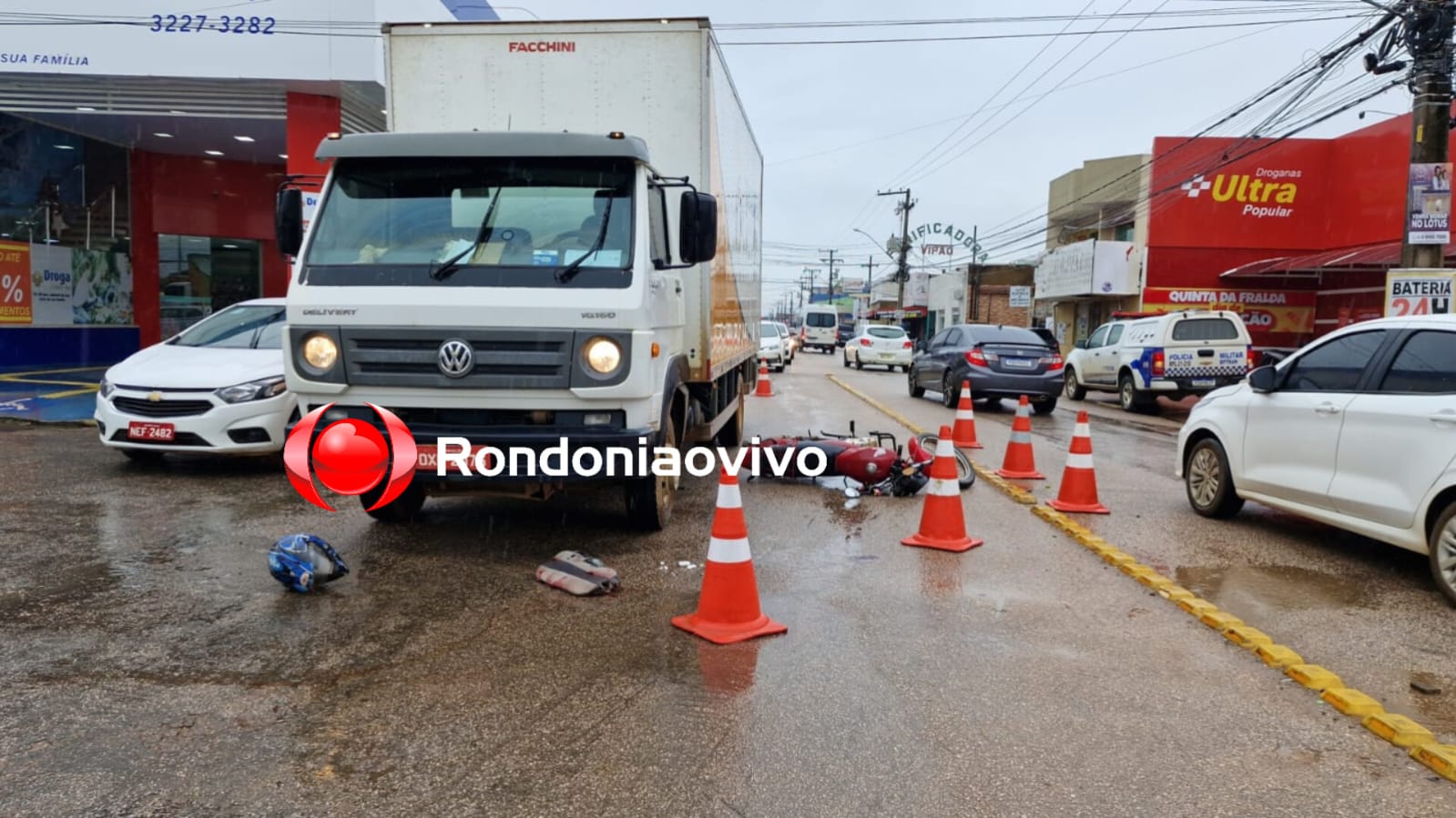 URGENTE: Motociclista fica em estado gravíssimo ao cair e ser atropelado por caminhão 