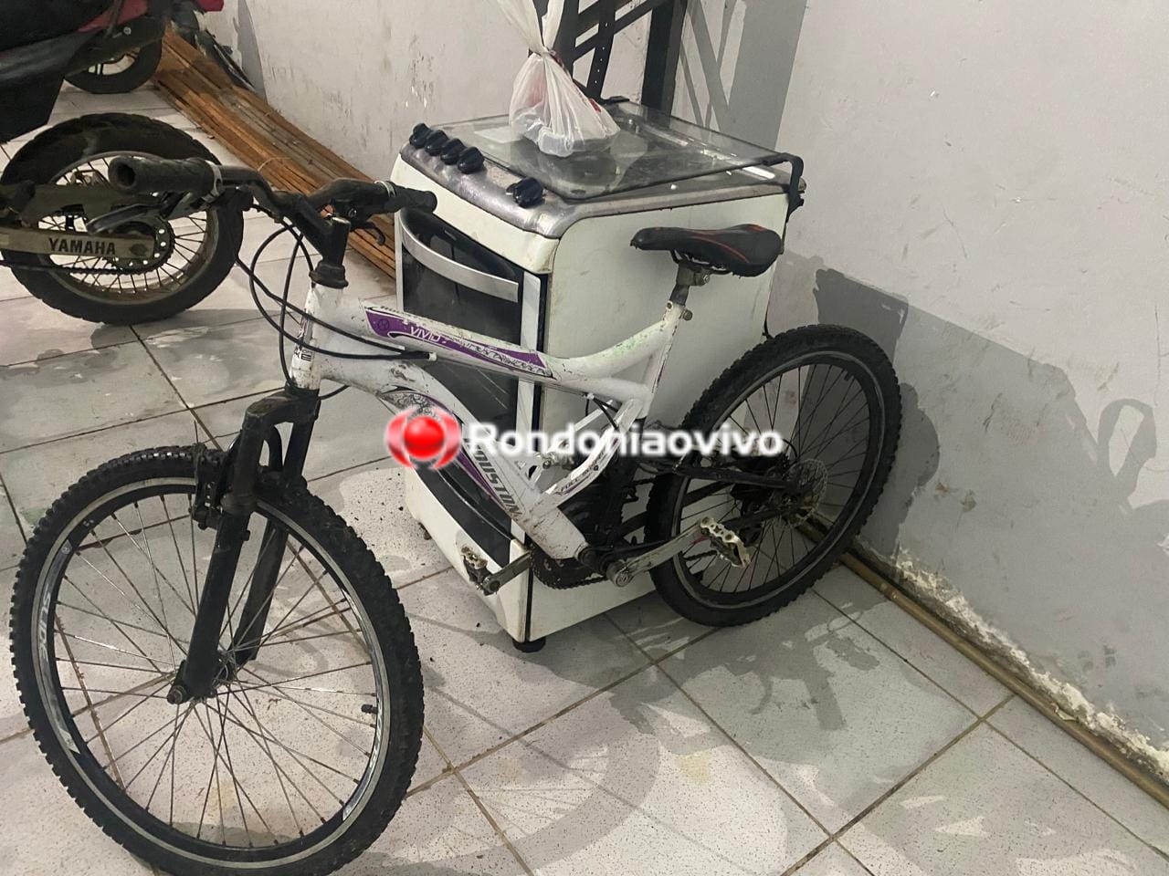 NO COHAB: Foragido é preso ao ser flagrado carregando fogão em bicicleta na madrugada 