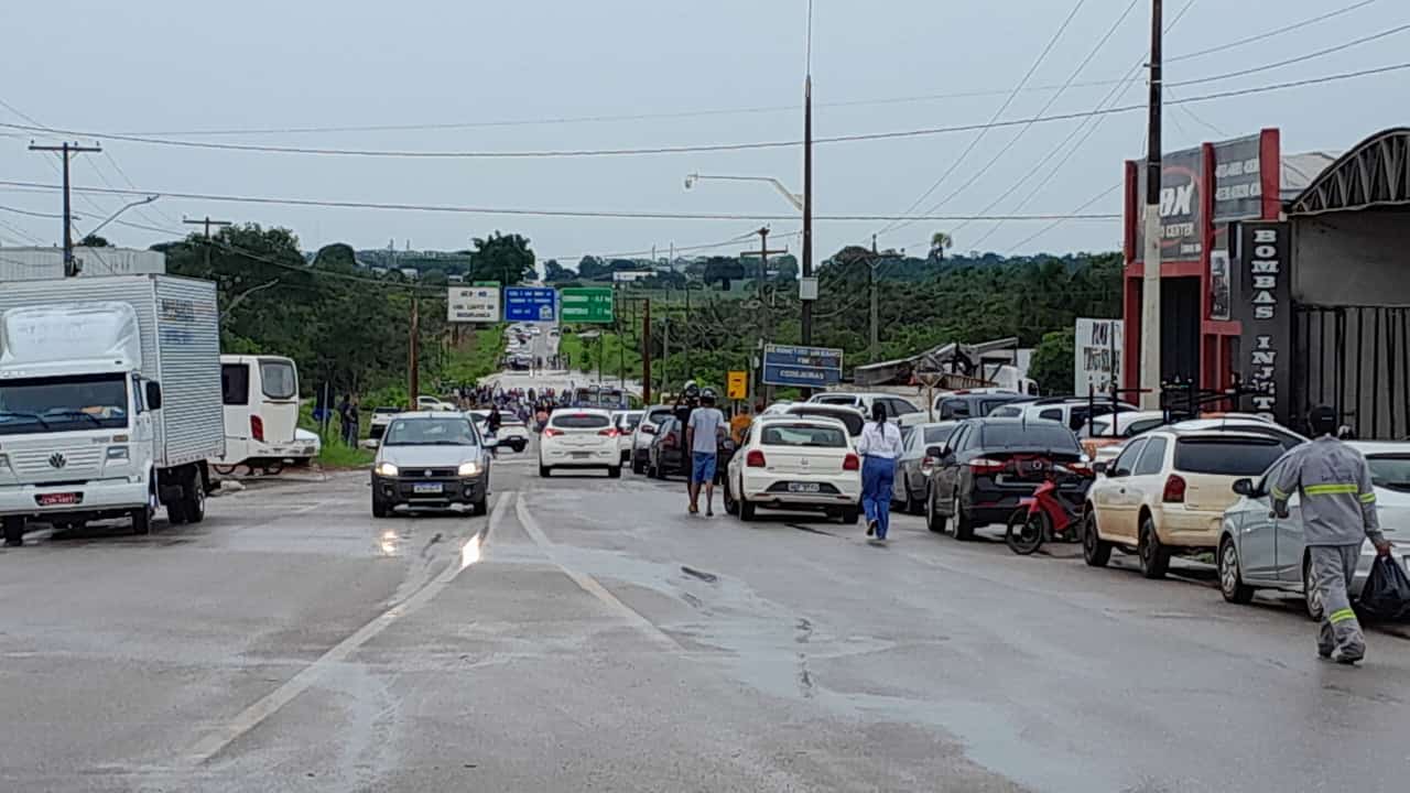 CEREJEIRAS: Chuva forte alaga casas e interdita rodovia no município