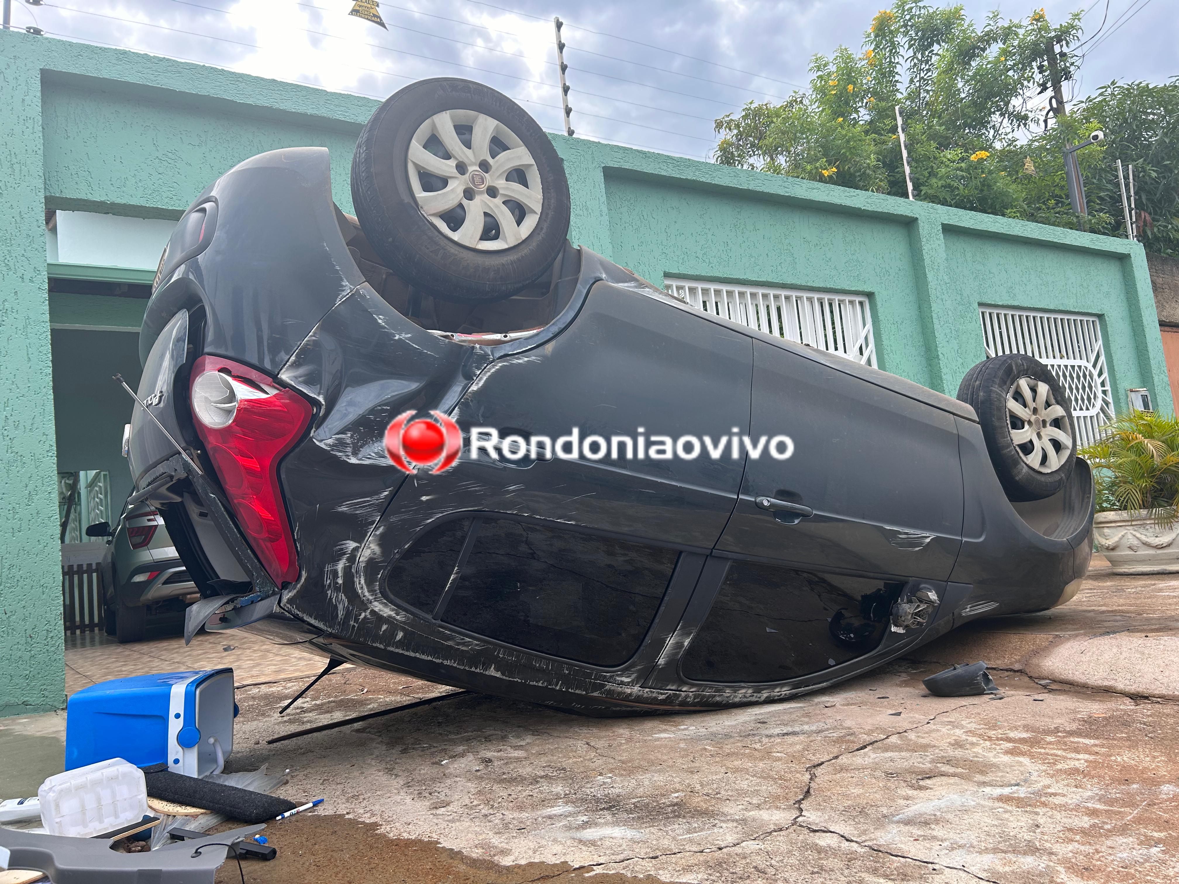 URGENTE: Carro capota após acidente e motorista causador foge