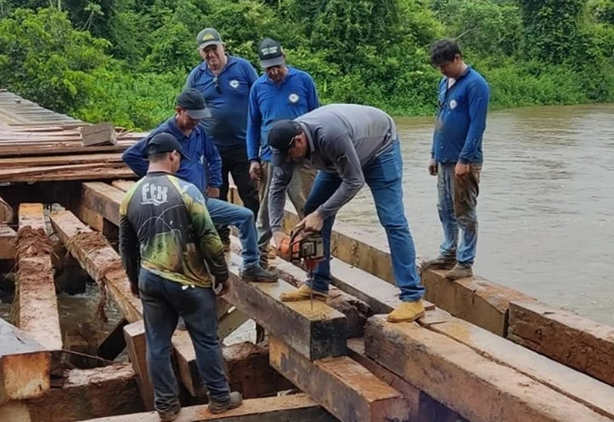 RIO CABIXI: Prefeito participa ativamente da reconstrução da ponte de Bate-Estaca 