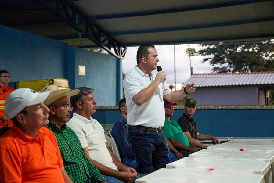 LUÍS DO HOSPITAL: Deputado entrega retroescavadeira a produtores de leite de Tarilândia