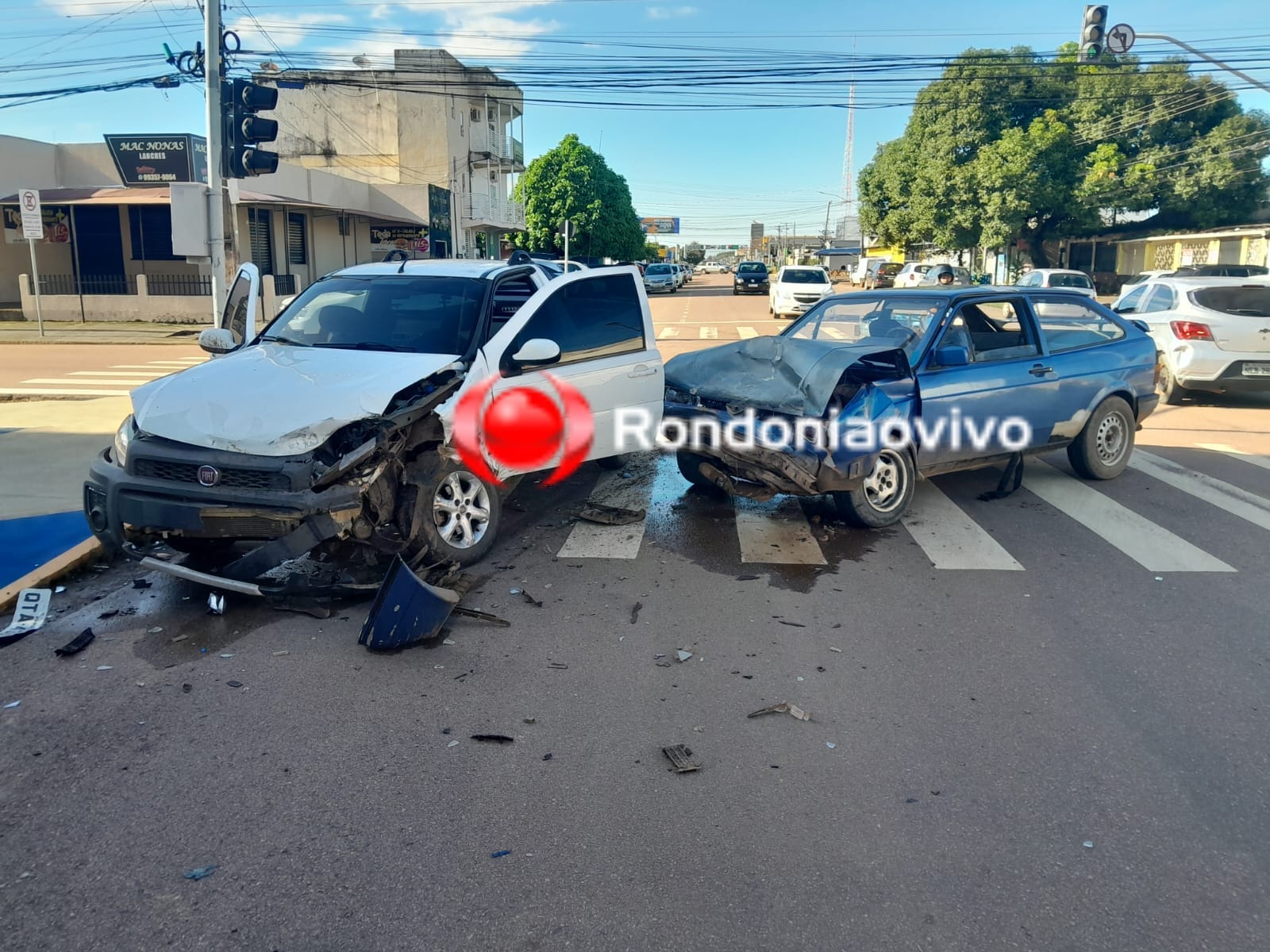 NO SEMÁFORO: Grave batida entre carros deixa dois motoristas feridos na Dom Pedro II