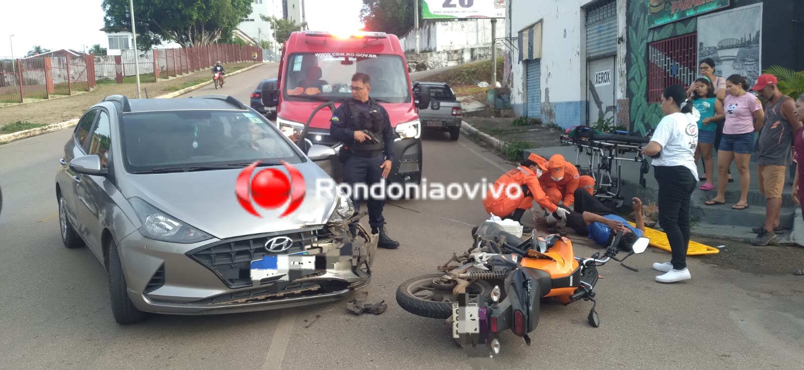 URGENTE: Motociclista sofre grave fratura exposta após colisão com carro