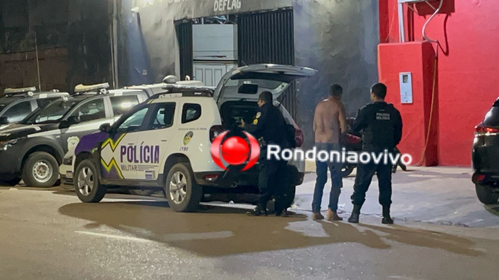 DESCONTROLADO: Marido chega em casa destruindo tudo, agride esposa e resiste à prisão 