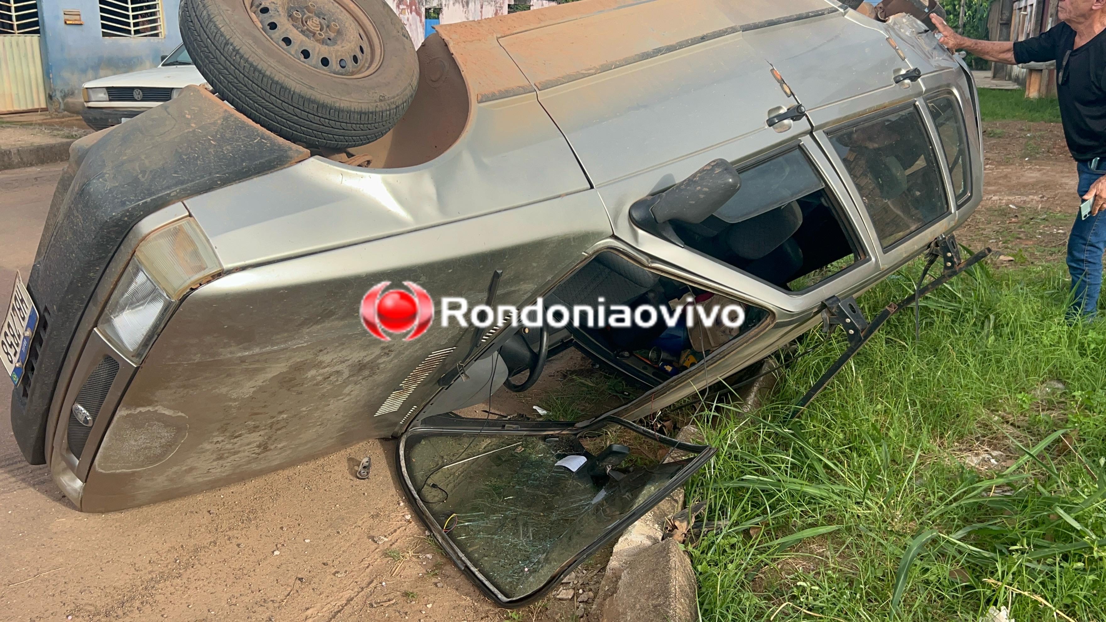 URGENTE: Capotamento resulta em criança e mulher feridas
