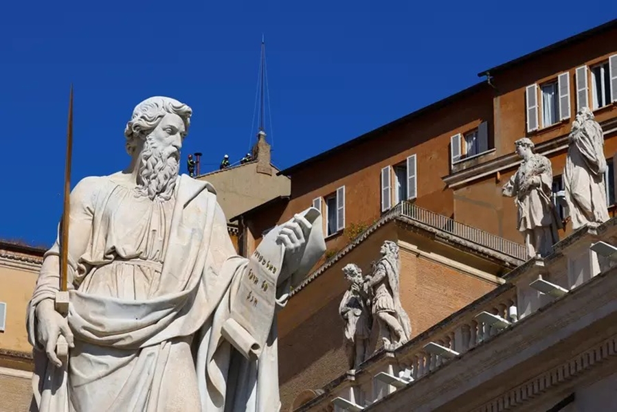 CONCLAVE: Chaminé que anunciará novo papa é instalada na Capela Sistina  