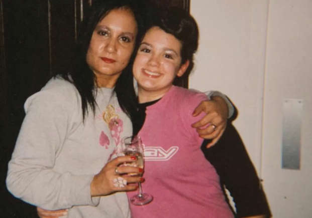 ANTES E DEPOIS: Mulher passa 40 anos sem sorrir para evitar rugas 