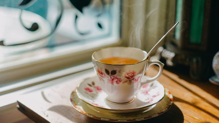 CHÁ DE CAMOMILA: Uma infusão relaxante com diversos benefícios 