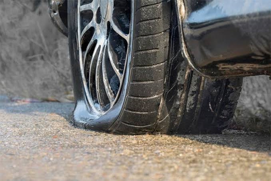 STATUS NO WHATSAPP: Jovem é agredido e tem pneus de carro furados por namorada após postagem 