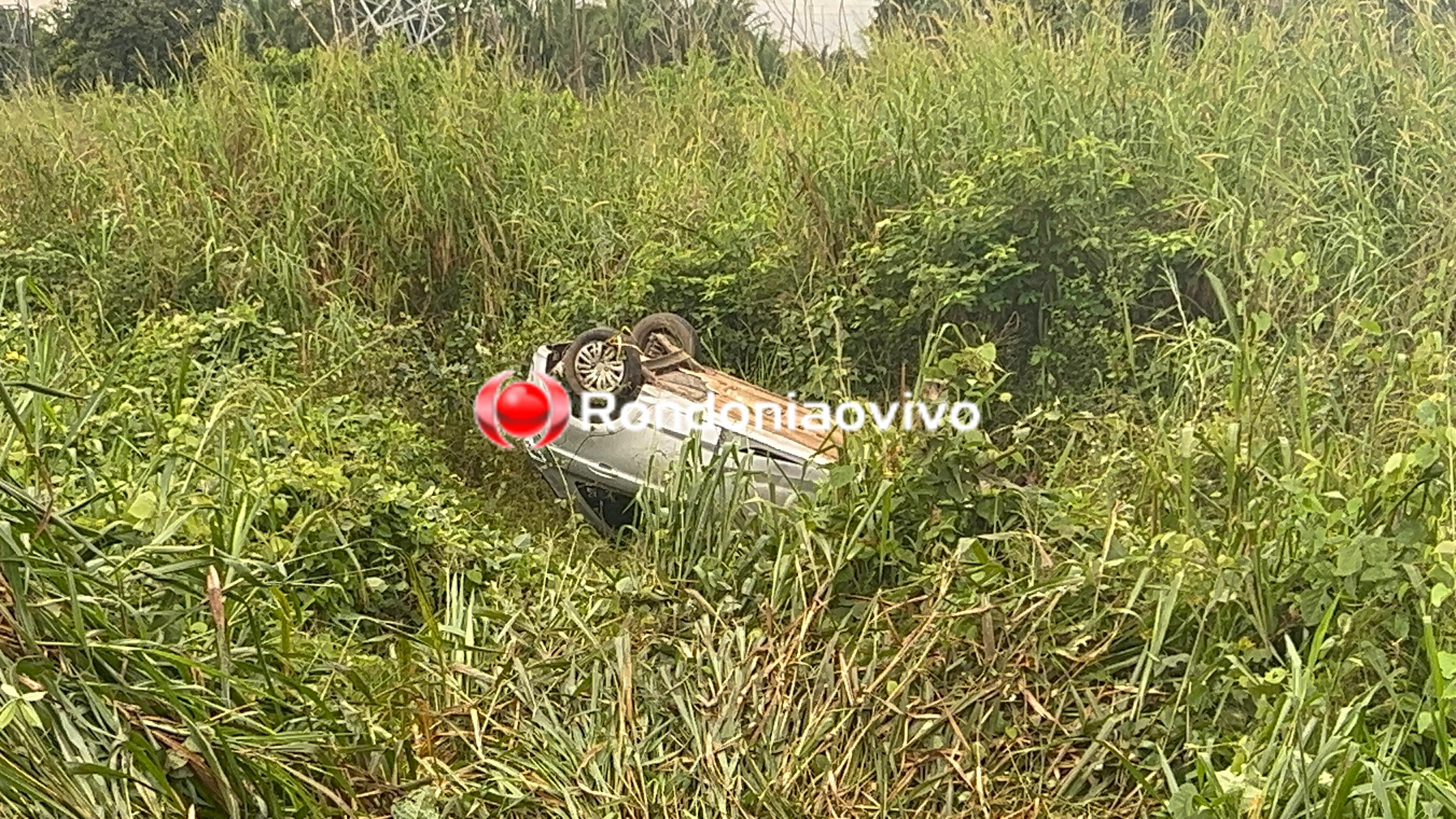 URGENTE: Grave acidente com capotamento é registrado na BR-364; Carro caiu em ribanceira