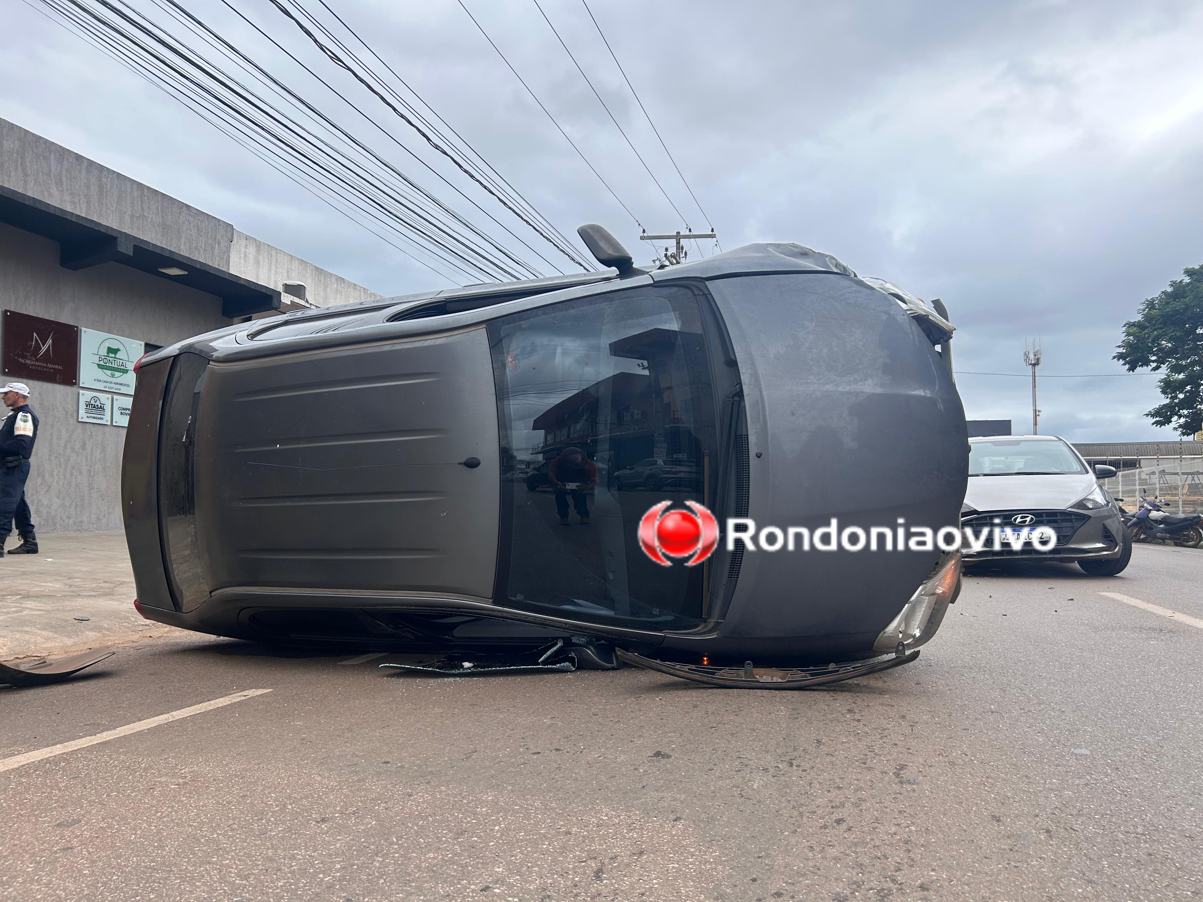 URGENTE: Carro ocupado por dois jovens capota após colisão na Amazonas