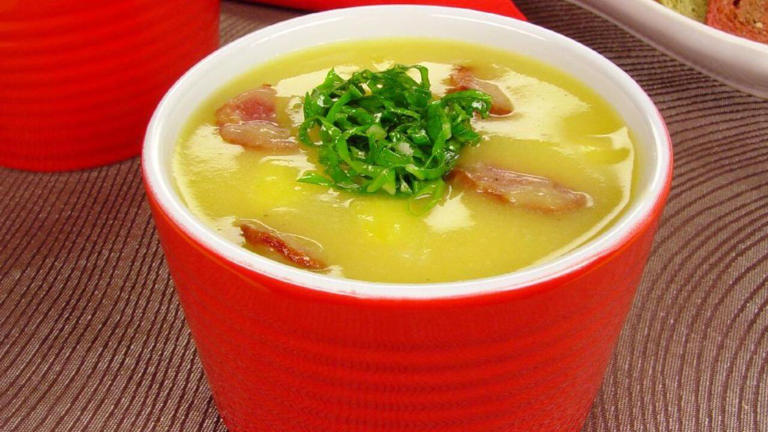 UMA DELÍCIA: Caldo verde com mandioquinha; opção perfeita de jantar leve 