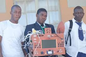 LIGA DE GRAÇA: Jovem africano cria celular sem chip que não depende de rede  
