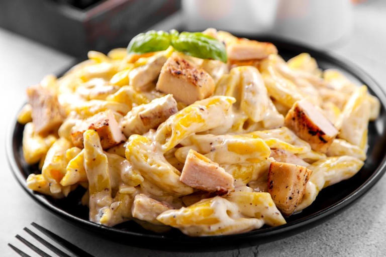 CREMOSINHO: Macarrão cremoso com frango em uma só panela 