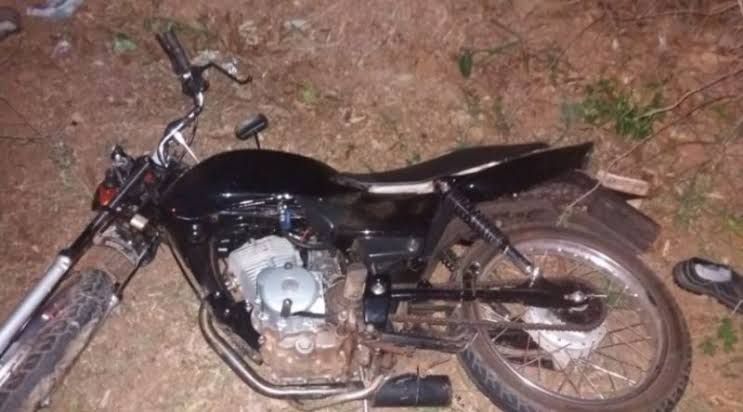 SEM PIEDADE: Mulher flagra marido com amante em carro, tenta seguir e é atropelada 