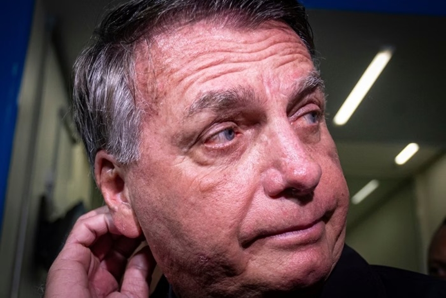 IA FUGIR?: PF apreende dólares na casa de Bolsonaro