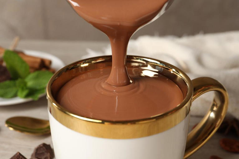 CREMOSO E INTENSO: Receita de chocolate quente gourmet que parece de cafeteria chique  