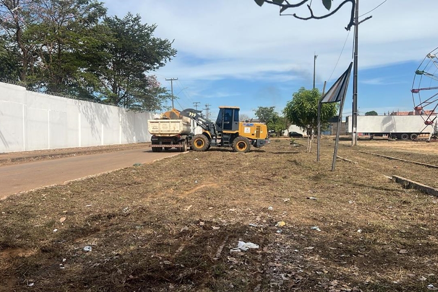 WANOEL MARTINS: Vereador acompanha trabalhos de limpeza urbana no bairro escola de polícia