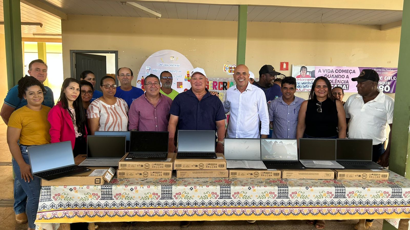 ISMAEL CRISPIN: Deputado entrega notebooks e faz homenagem aos professores de Alvorada d’Oeste