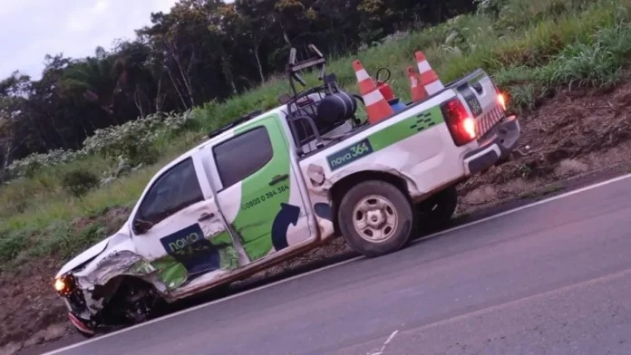 COLISÃO: Carro de apoio da Nova 364 se envolve em acidente com carreta na BR-364 