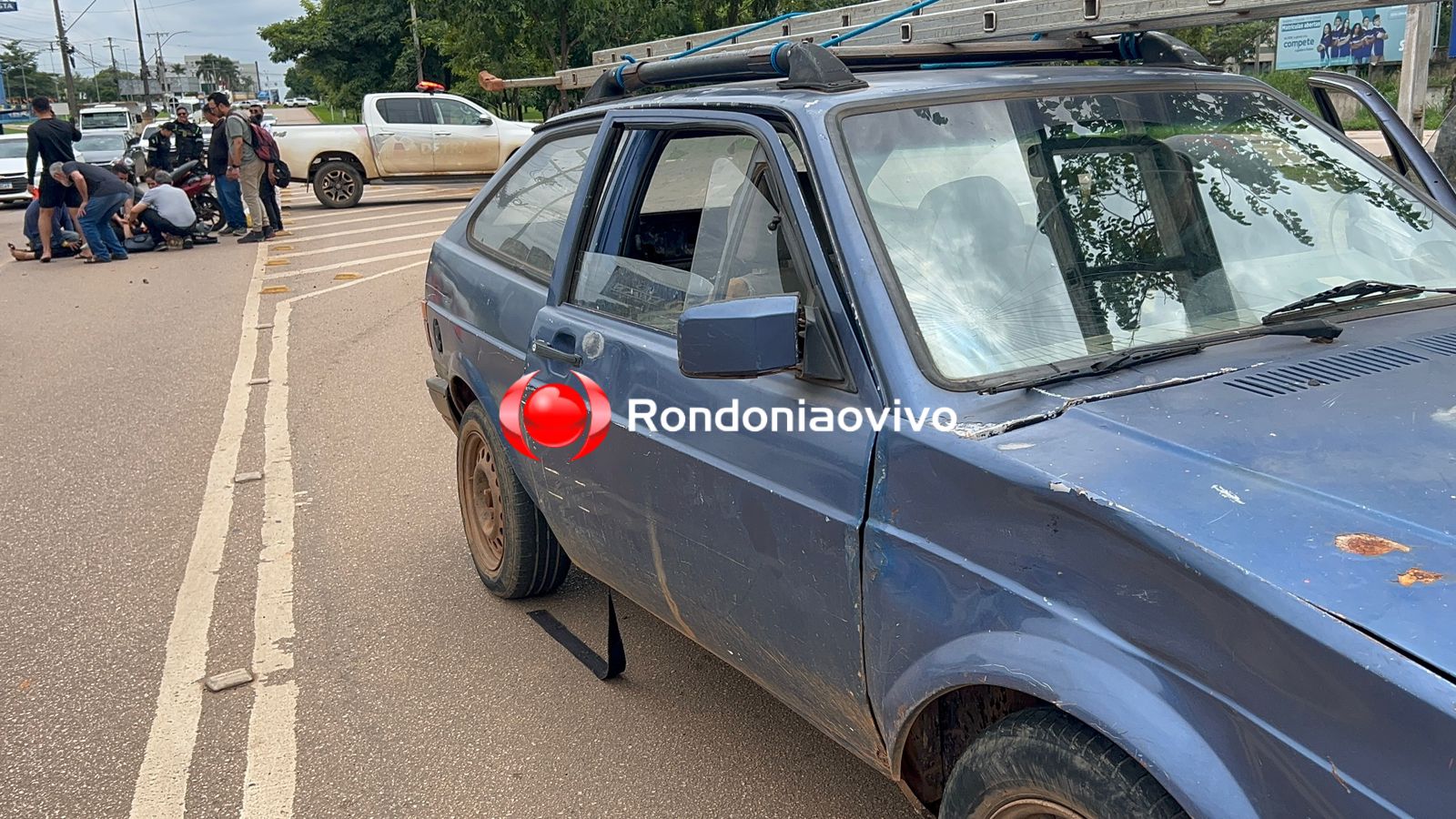 VÍDEO: Mulher em moto sofre grave acidente ao avançar preferencial na Jorge Teixeira