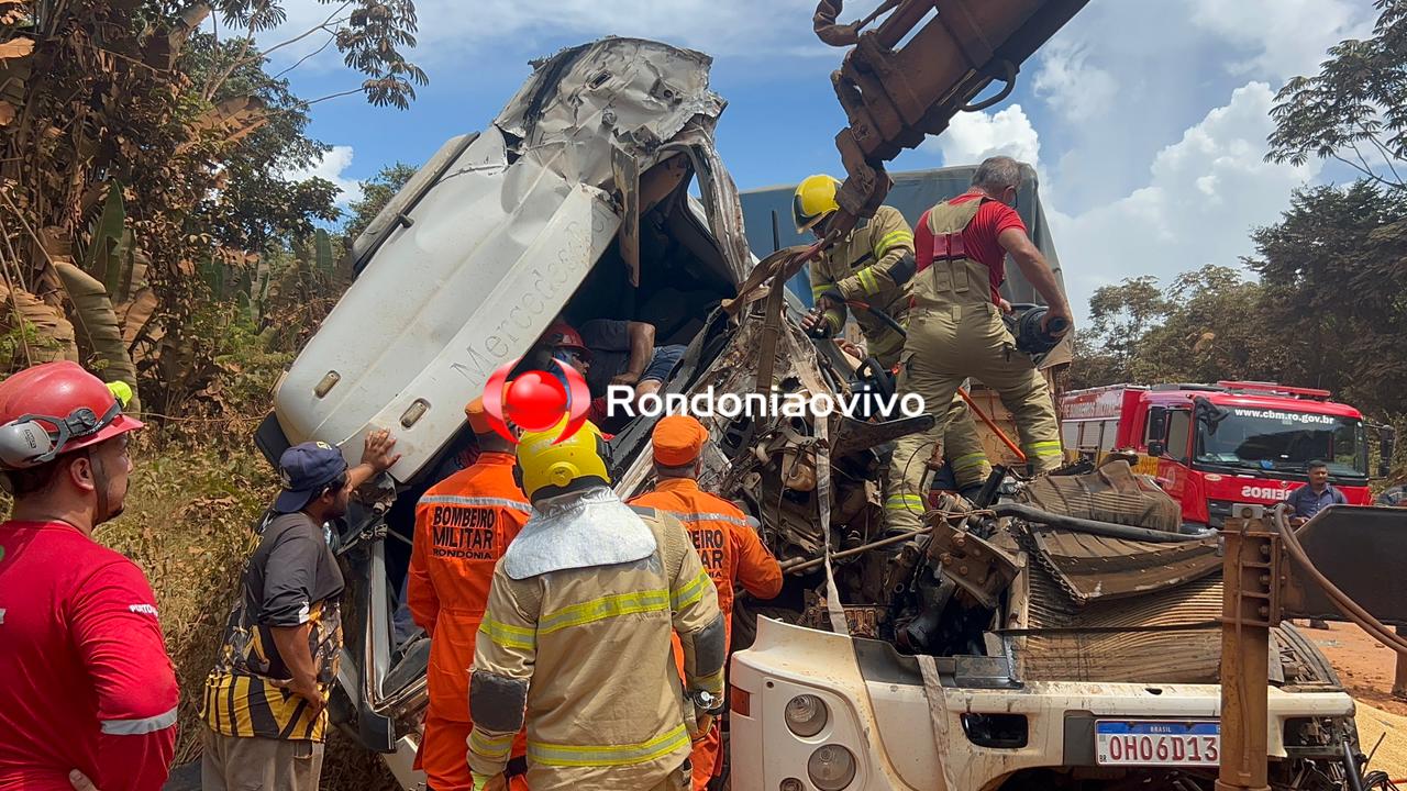 URGENTE: Motorista de carreta fica preso nas ferragens após gravíssimo acidente na capital