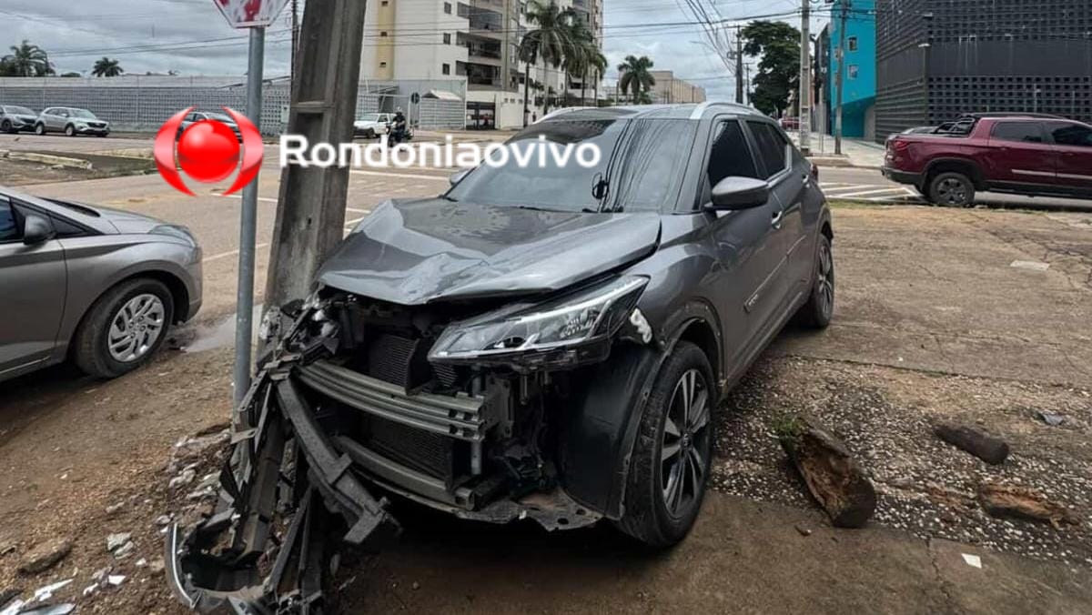 FORTE BATIDA: Carro atinge poste após colisão entre veículos no Centro
