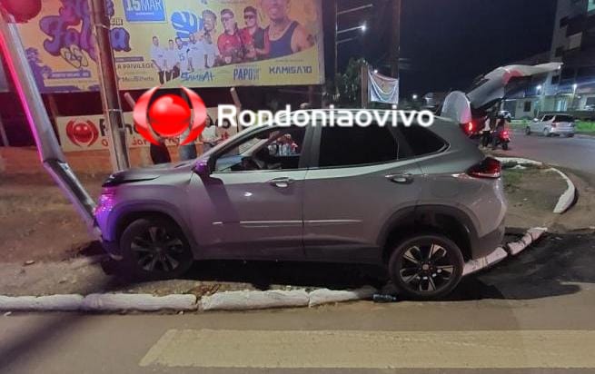 NA PINHEIRO: Empresária perde controle da direção e bate carro contra estrutura de semáforo