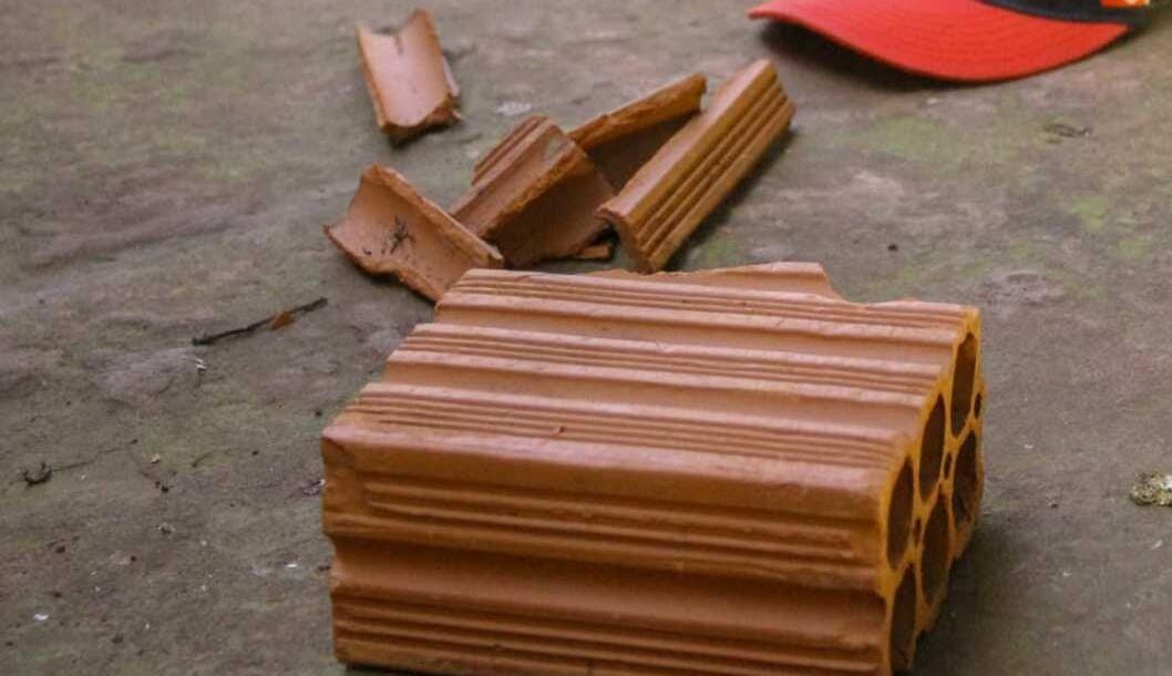 COVARDIA: Marido ataca esposa com tijoladas após ser flagrado em bar ao invés do trabalho