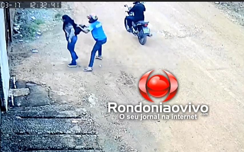 ASSISTA: Dupla em motocicleta assalta mulher que saía para trabalhar