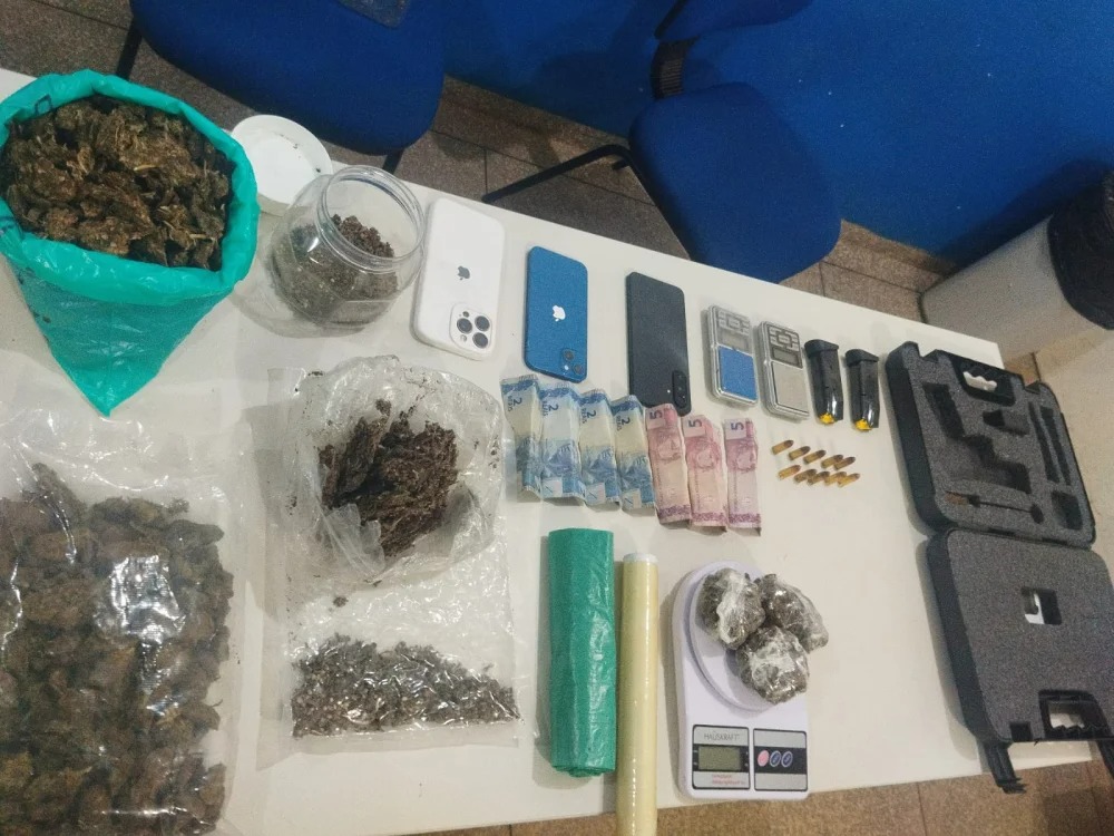 EM RESIDÊNCIA : PM flagra tráfico de drogas, apreende quase 1 kg de maconha e munições 