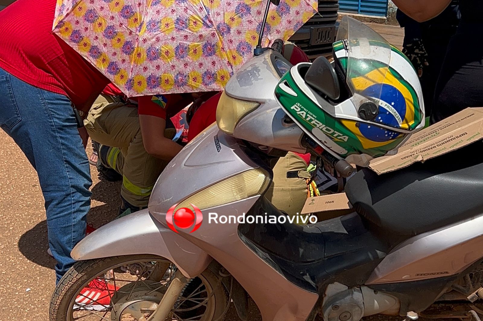 URGENTE: Mulher tem peça de moto cravada no braço em acidente