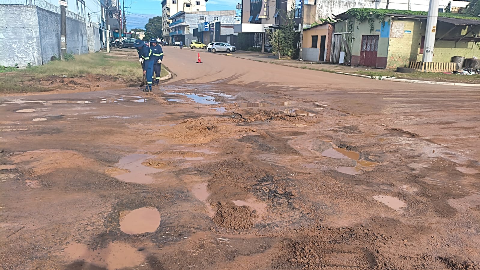 ABRE E SOME:  Sem cumprir determinação, Caerd corta rua e deixa rastro de transtornos