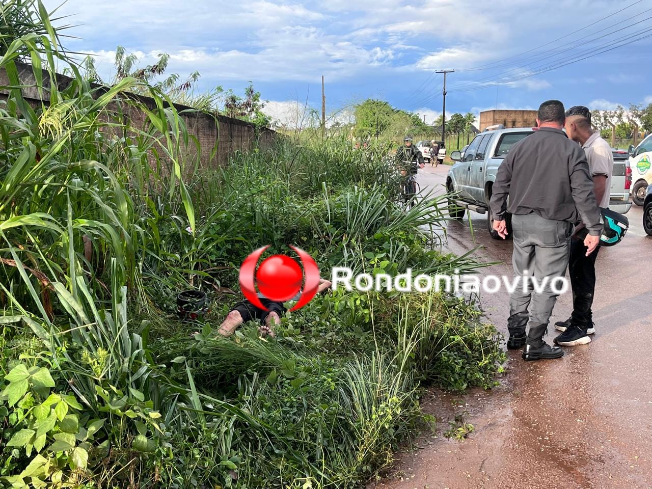 URGENTE: Moto com duas pessoas bate em muro durante grave acidente