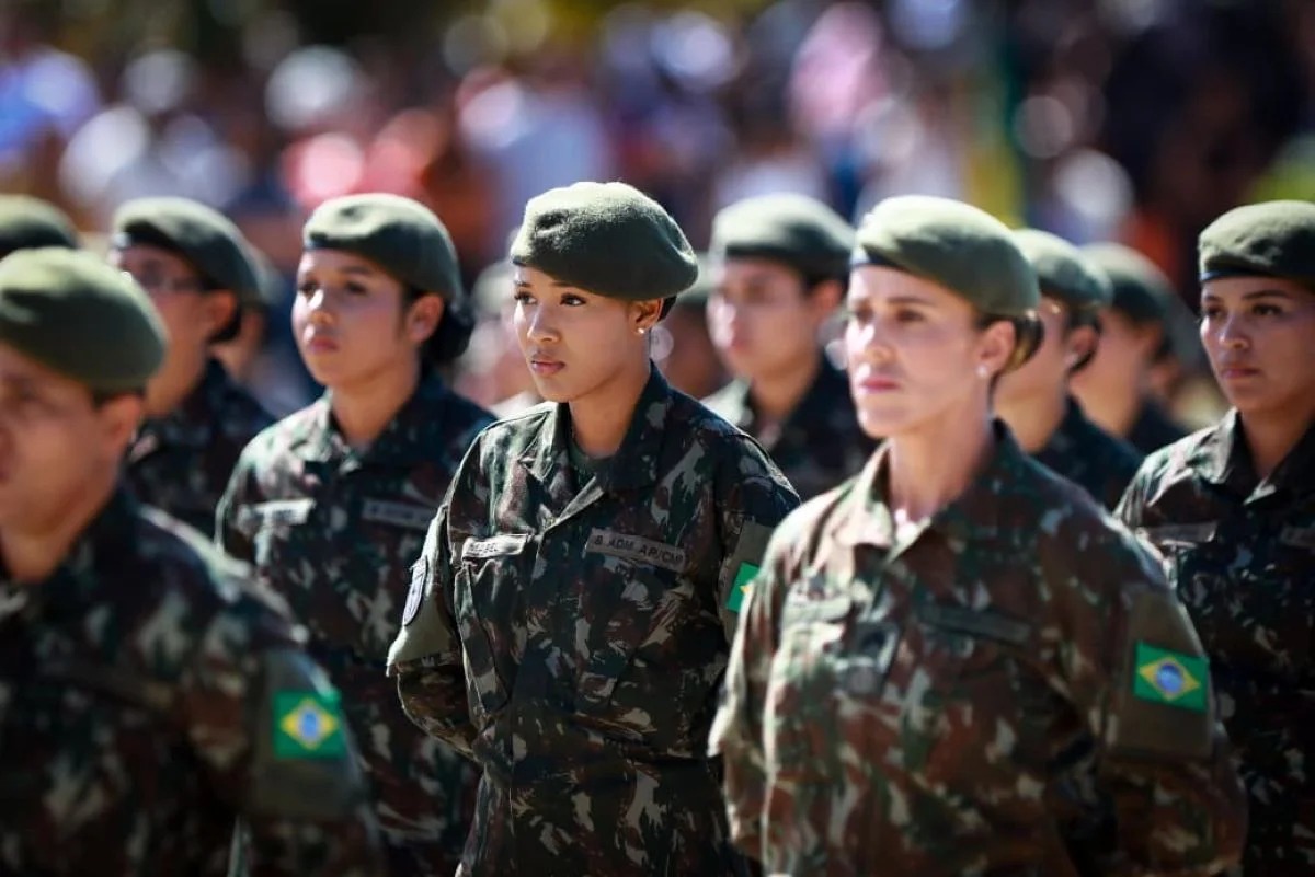 FORÇA FEMININA: Exército entrega boina a primeiras mulheres-soldado da história em Brasília
