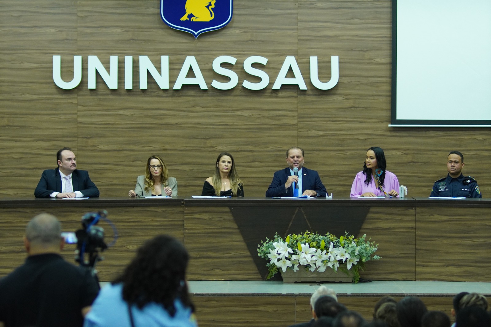 CIRONE DEIRÓ: Auditório da Uninassau lota em noite de homenagens proposta por deputado