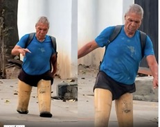 SEM ACESSO A PRÓTESES: Homem chama a atenção por improvisar as próprias pernas para sobreviver 