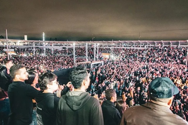 EXPOVILHENA 2026: Evento começa com parque lotado, rodeio e show de Simone Mendes