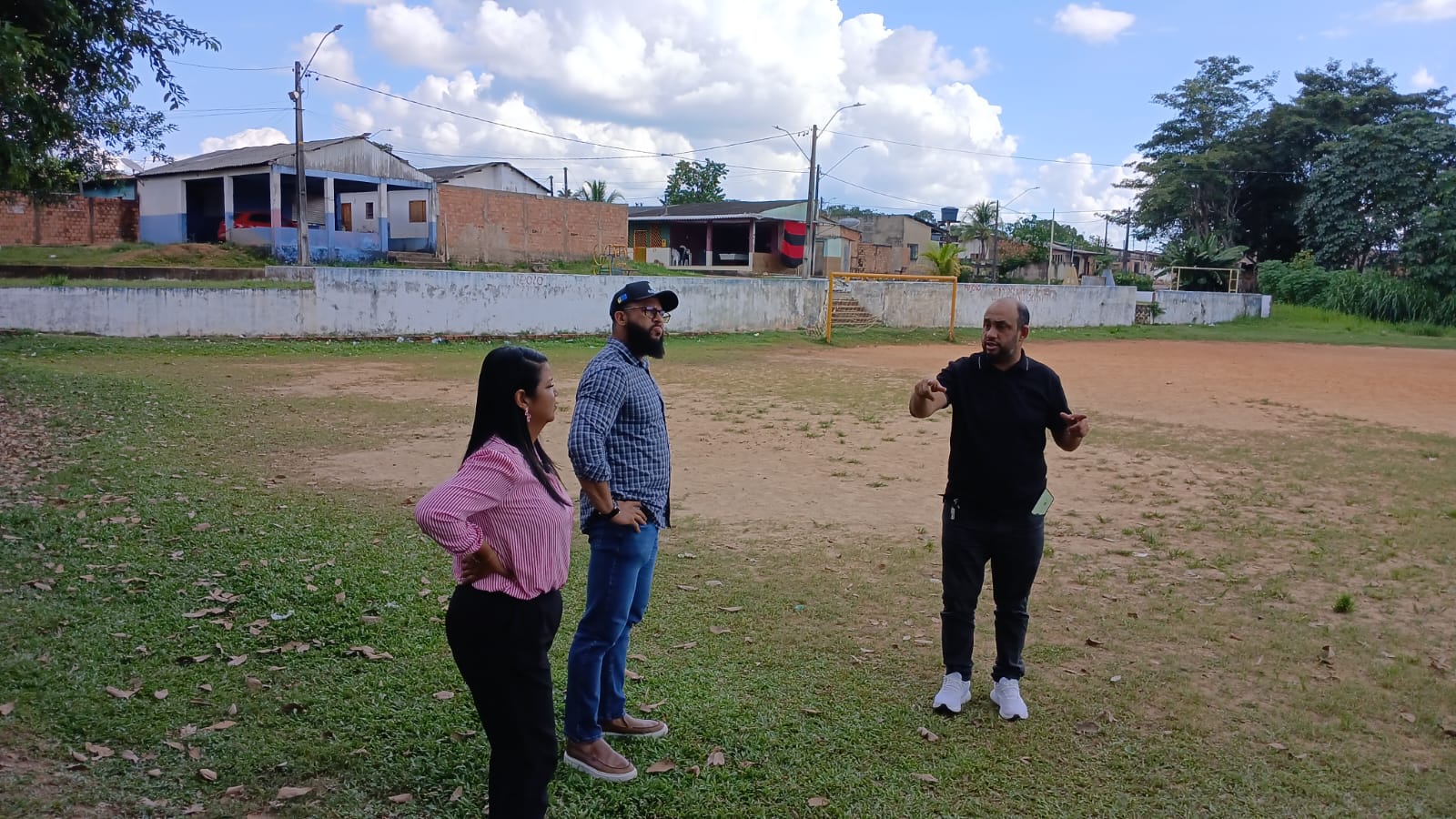 WANOEL MARTINS: Vereador pede iluminação para campo do bairro Triângulo após visita da Emdur